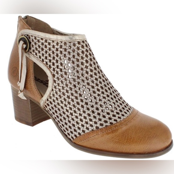 Amazing Perforated leather ankle boots - Picture 6 of 6
